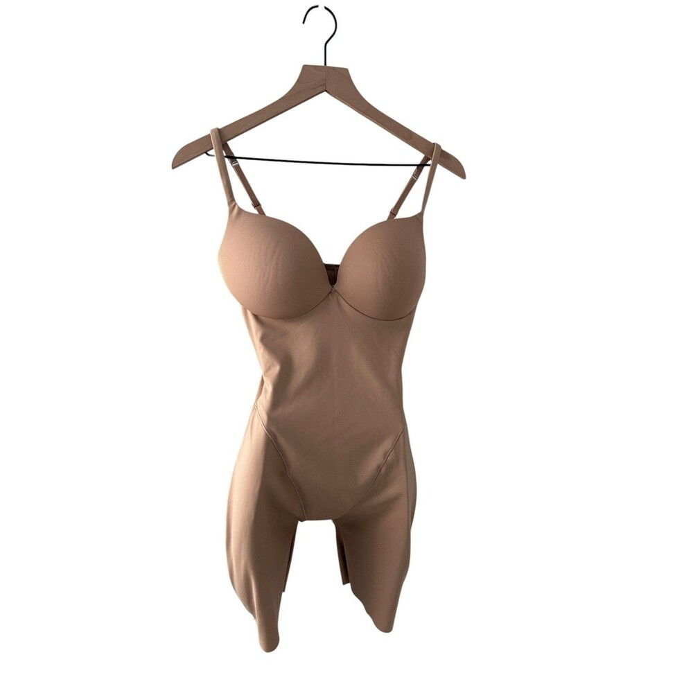 Skims Ultimate Body Butt & Hip
Enhancing Bodysuit medium Clay New with tags
